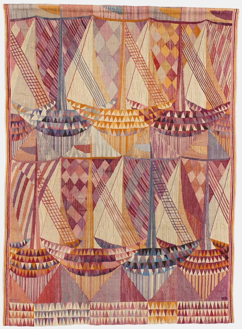 MARIANNE RICHTER. "Båtar", vävd tapet, AB Märta Måås-Fjetterström, gobelängvariant, komponerad 1955, ca 212,5 x 153,5 cm. — European Carpets & Textiles — Stockholms Auktionsverk Fine Art