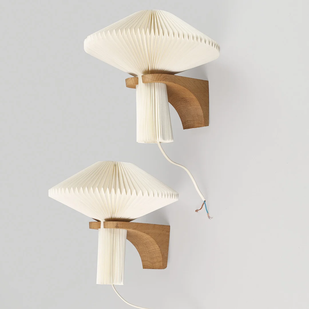 VILHELM WOHLERT (1920-2007). Et par væglamper af egetræ med plisseret skærm af plastik, Le Klint "Mushroom", Model 204, Danmark, designet 1957 (2). — Wall Lights — Palsgaard Kunstauktioner