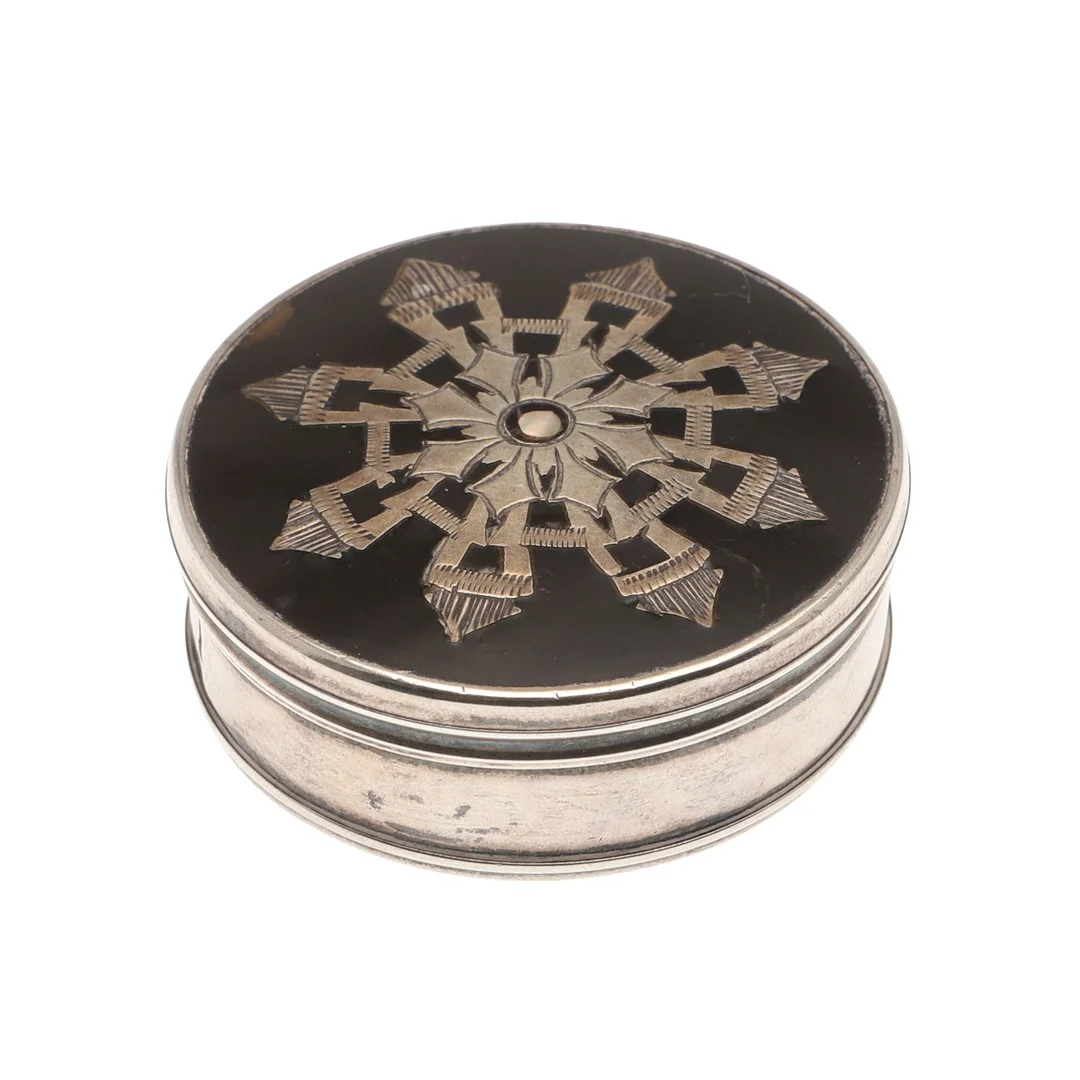 A 19TH CENTURY SILVER PATCH BOX. — Silver — Lawrences Auctioneers