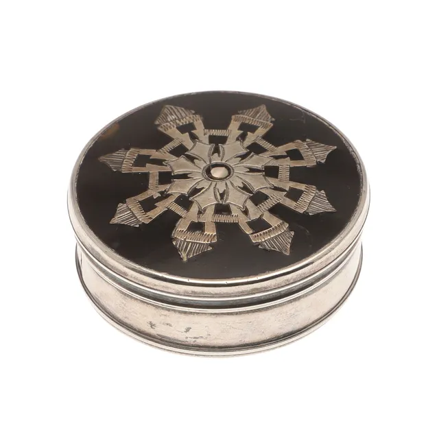 A 19TH CENTURY SILVER PATCH BOX.
