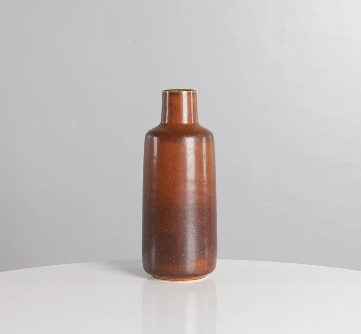 EVA STÆHR-NIELSEN. Flaskeformet vase af stentøj, rødbrun glasur. Saxbo. Udført 1950–1968. — European — Woxholt Auktioner
