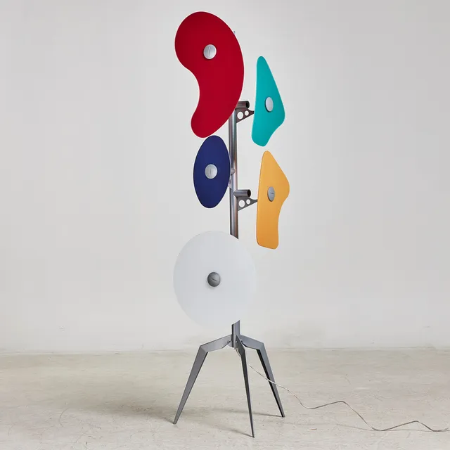 FERRUCCIO LAVIANI. GOLVLAMPA, "Orbital", för Foscarini, Italien, polykroma glasplattor monterade på ställning av lackerad metall, formgiven år 1992, 5 ljuspunkter.