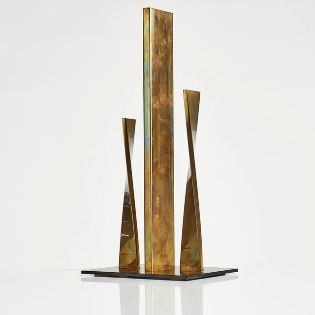 ARNE OLSSON. Skulptur, polerad brons, sockel av svartlackerad metall, monogramsignerad AO.