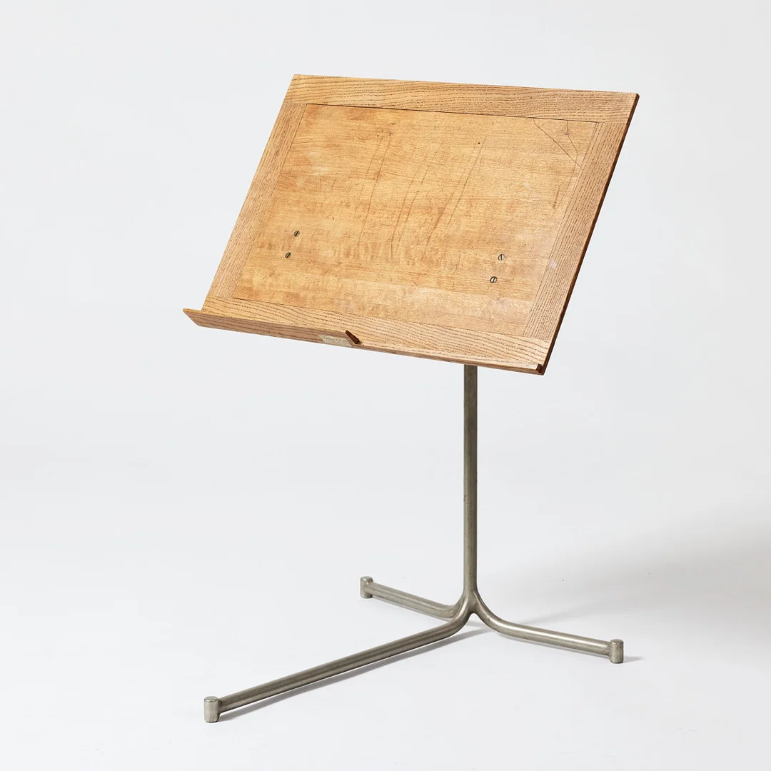 BRUNO MATHSSON. Läsbord, skiva i ek och björk, 1940-tal, Firma Karl Mathsson, Värnamo, etikettmärkt, höj- och sänkbart. — Tables — Stockholms Auktionsverk Fine Art
