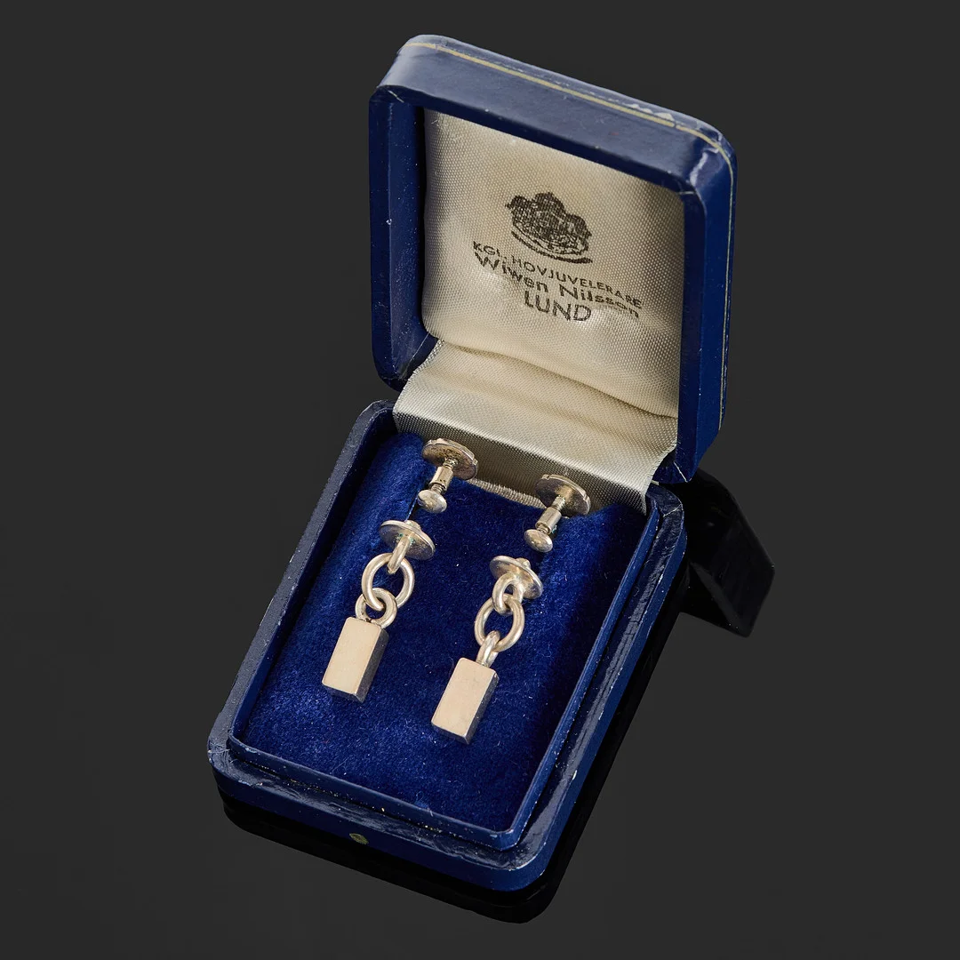 WIWEN NILSSON. Örhängen, ett par, sterlingsilver, stavlänkar, skruvlås, signerad, Lund 1960, original etui. — Earrings — Crafoord Auktioner Stockholm