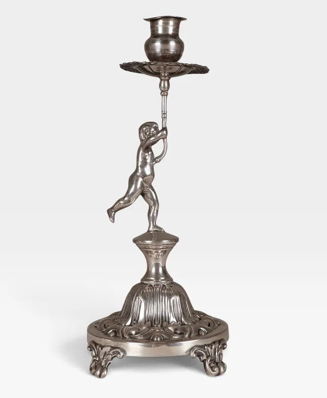 Candelero en plata de estilo historicista.
