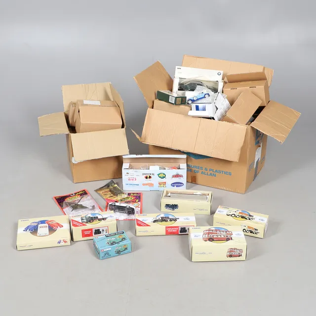 A QUANTITY OF CORGI & OTHER BOXED TOYS.