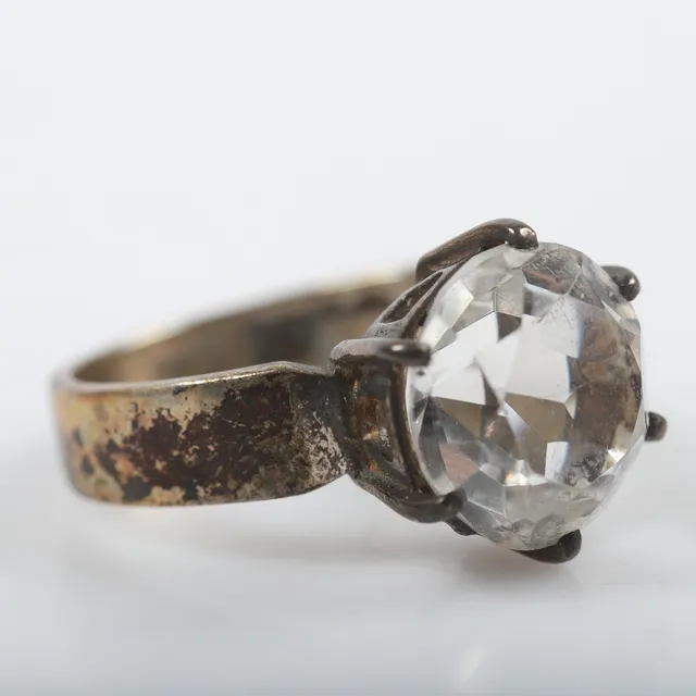 RING, silver med fasettslipad bergskristall, Bengt Hallberg, Köping, 1967.