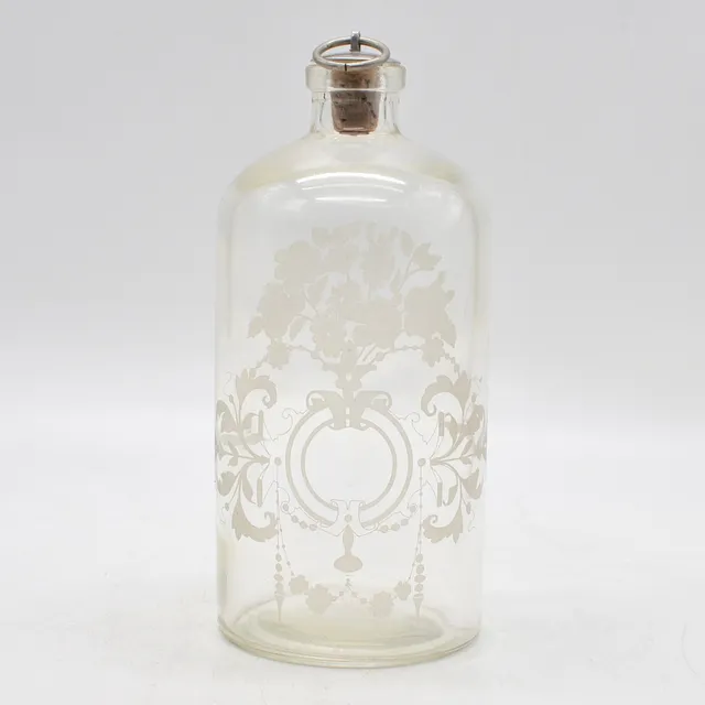 FRANZÖSISCHE FLASCHE MIT STOPFEN, MEDAILLON- UND BLUMENDEKOR, GEÄTZT, SPÄTE 19. JAHRHUNDERT.
