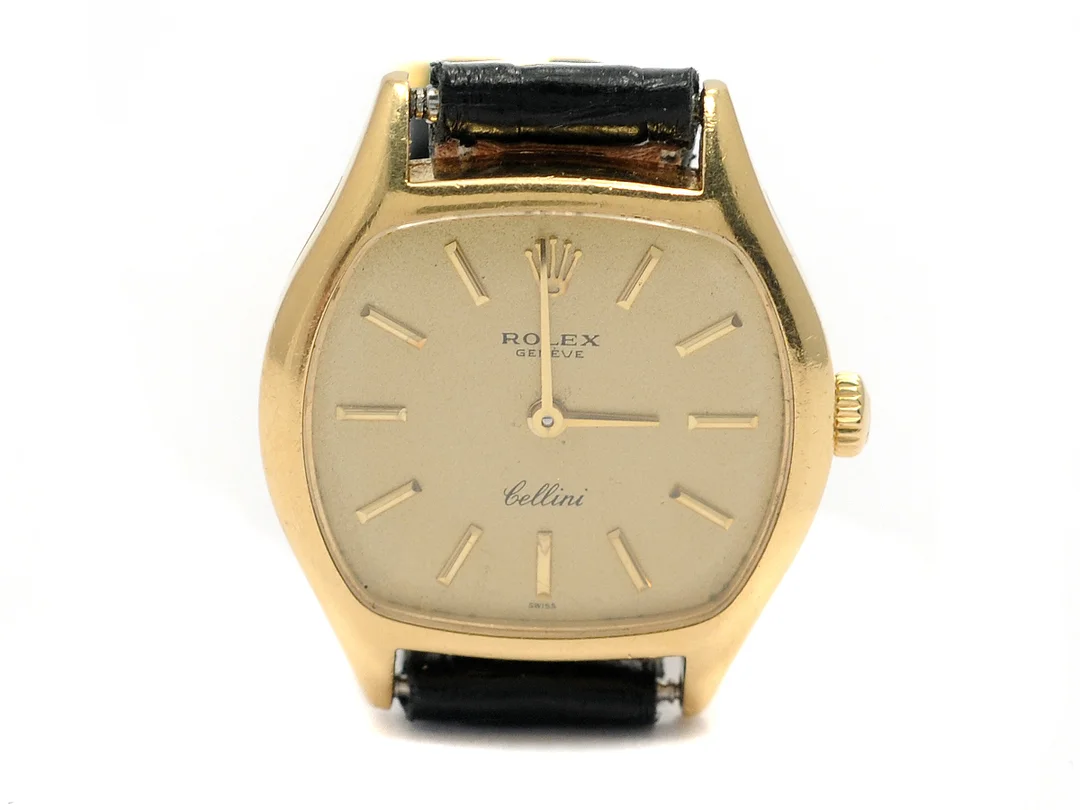 ROLEX, Genève, Cellini, Cal 1600, Serie nr. 2270290, Ref nr. 3901, Boett nr. 3801/136, damur, 26 x 23 mm, 18K guld, manuell, safirglas, skadad urtavla, defekt, läderband, ca 1970, box. — Klockor/Rolex — Kaplans