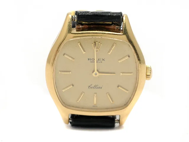 ROLEX, Genève, Cellini, Cal 1600, Serie nr. 2270290, Ref nr. 3901, Boett nr. 3801/136, damur, 26 x 23 mm, 18K guld, manuell, safirglas, skadad urtavla, defekt, läderband, ca 1970, box.