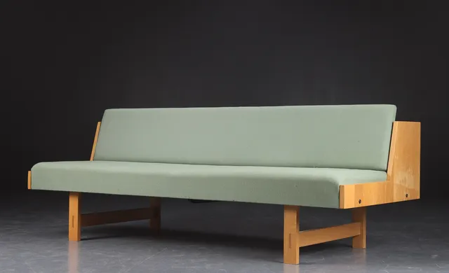 Hjørring. Sofa-system. Daybed af fineret og massiv eg