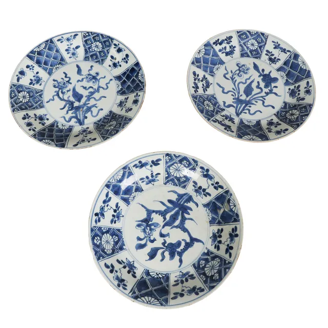 THREE CHINESE KANGXI (1662–1722) BLUE & WHITE PORCELAIN PLATES (3).