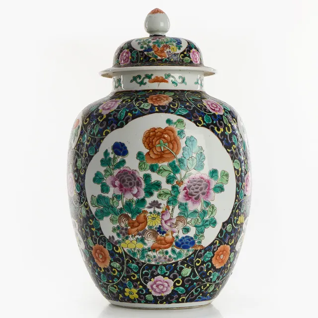 URNA med LOCK, porslin, Kina, dekor i emaljfärger av blommor och hönsfåglar, modern tillverkning.
