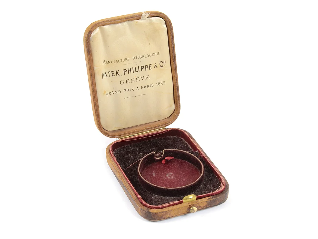 ETUI, till Patek, Philippe & Co. fickur (ca 51 mm), 84 x 101 x 31 mm, skador, ca 1890. — Klocktillbehör/Patek Philippe — Kaplans