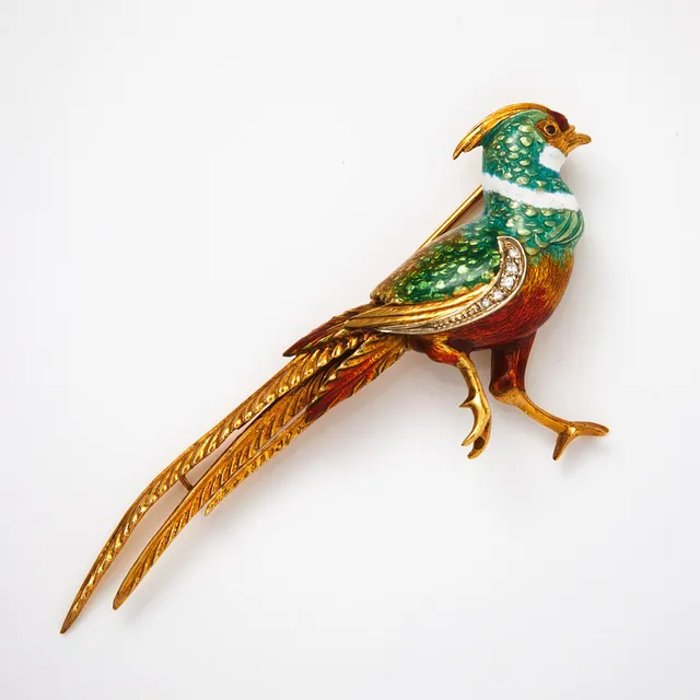 BROSCH, 18 k guld, i form av en fasan, polykroma emaljfärger samt dekor med 5 små åttkantslipade diamanter samt liten åttkantslipad rubin till öga, Italien/Arezzo, 1944-1968.