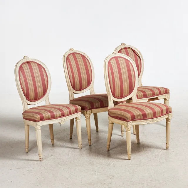 STOL. 4 st, Gustaviansk stil, vitbemålad stomme, kannelerade ben, stoppad sits och rygg i randig textil klädsel, 1800-tal.