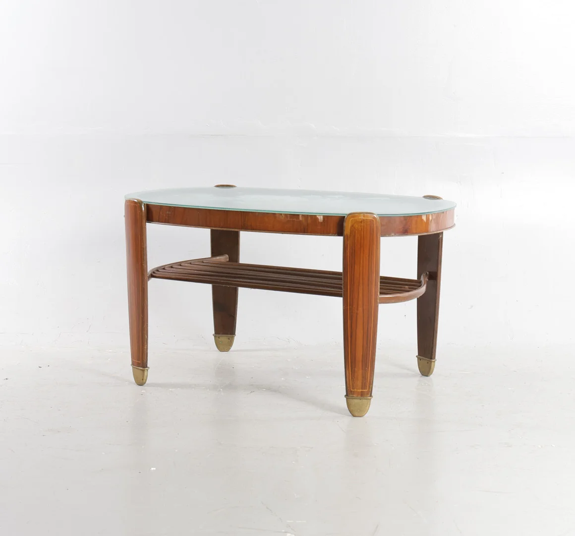 SKANDINAVISK MØBELDESIGN. Ovalt Art déco sofabord med stel af palisander og sko af messing, plade af glas dekoreret med mand med hest, 1930-40'erne. — Coffee Tables — Woxholt Auktioner