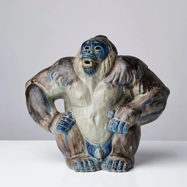 ARNE INGDAM. Figurin i form av Gorilla, glaserat stengods.
