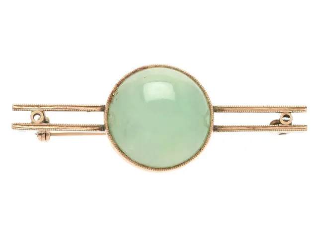 BROSCH, 10K guld, cabochonslipad jade, längd 4,0 cm, vikt 5,0 g.