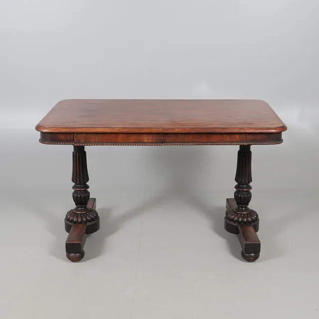 A REGENCY MAHOGANY LIBRARY TABLE, IN THE MANNER OF GILLOWS.