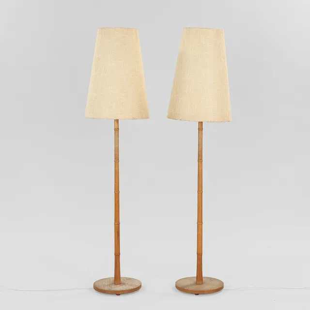DANSK DESIGN. Et par gulvlamper af egetræ med stofskærme, Alex Koželuh, Danmark, 1960-tal, (2).
