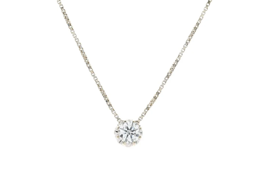 HÄNGE MED KEDJA, 18K vitguld, briljantslipad diamant ca 0,60 ct, ca TW/VS2, längd 38 cm, vikt 4,3 g, diamant med liten skada på kuletten, sliten rodinering. — Smycken/Hänge med kedja — Kaplans
