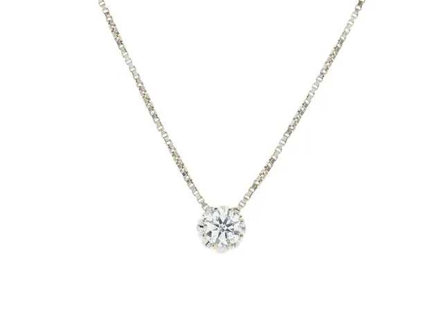 HÄNGE MED KEDJA, 18K vitguld, briljantslipad diamant ca 0,60 ct, ca TW/VS2, längd 38 cm, vikt 4,3 g, diamant med liten skada på kuletten, sliten rodinering.