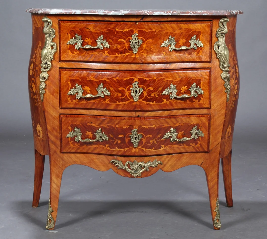 Kommode i fransk rococoform af fineret rosentræ, 1900-tallet — Furniture/Cabinets, chests of drawers — Lauritz