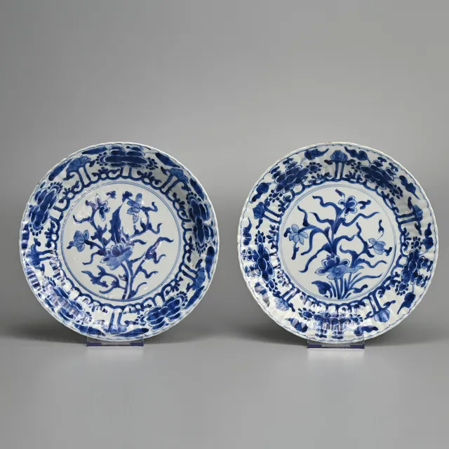 A PAIR OF CHINESE BLUE AND WHITE PORCELAIN FLUTED DISHES, KANGXI PERIOD (1662-1722).