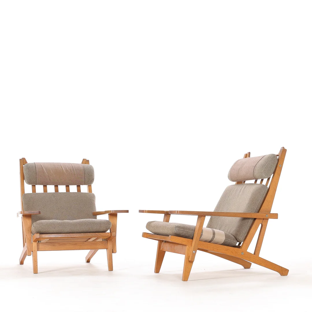 Hans J. Wegner: A pair of armchairs, model GE-375, 1970s (2) — Furniture/Lounge chairs — Lauritz