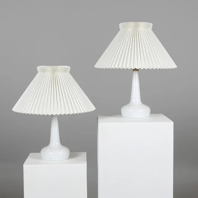 ESBEN KLINT. Holmegaard / Le Klint. Et par bordlamper af hvidt opalglas, model 311 (2).