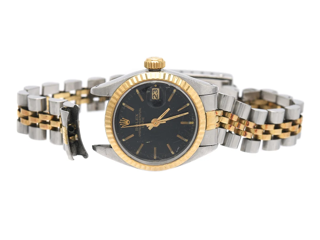 ROLEX, Oyster Perpetual, Date (T Swiss T), Ref nr. 6917, Serie nr. 7007596, Cal 2030, Verk nr. 810523, Boett nr. 6900, damur, 26 mm, stål/guld, automatisk, plexiglas, datum, skadad urtavla, defekt (servicebehov), Jubileelänk (skadad, se fördjupad info), viklås, Ref nr. 62523-D14-G2/468 J, ca 1982. — Klockor/Rolex — Kaplans