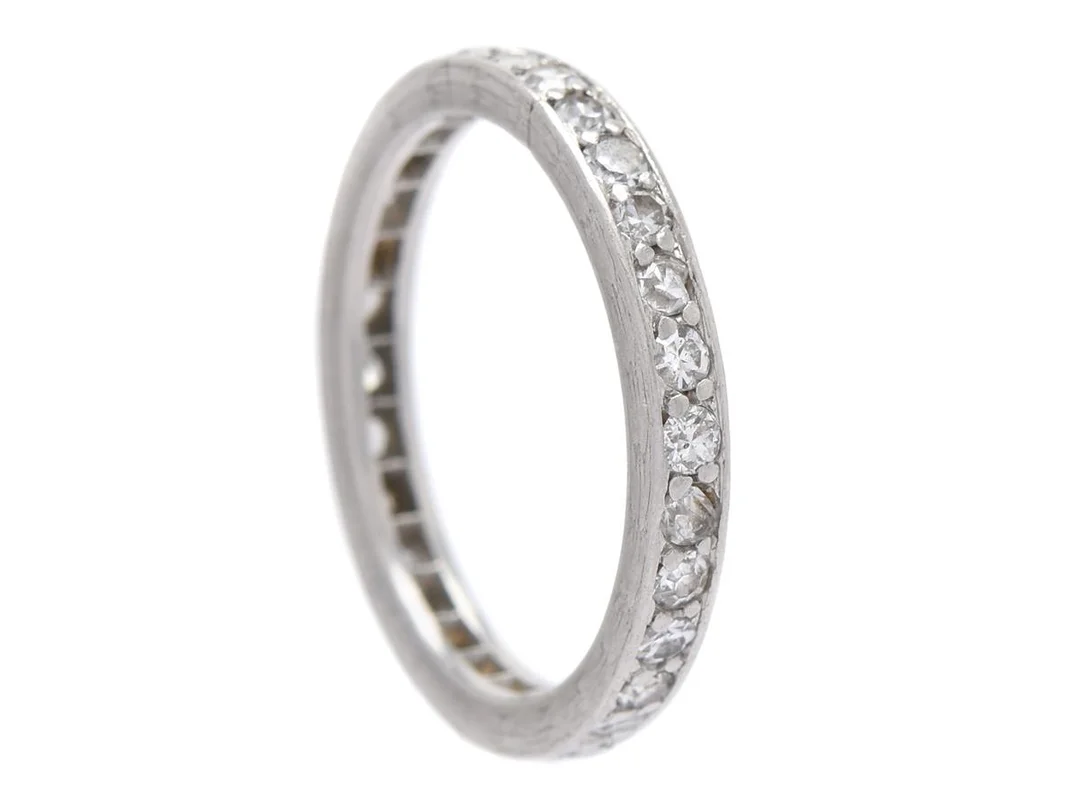 HELALLIANSRING, platina, 30 åttkantslipade diamanter ca 0,60 ctv, stl 16 mm, vikt 3,3 g, flera diamanter är skadade. — Smycken/Alliansring — Kaplans