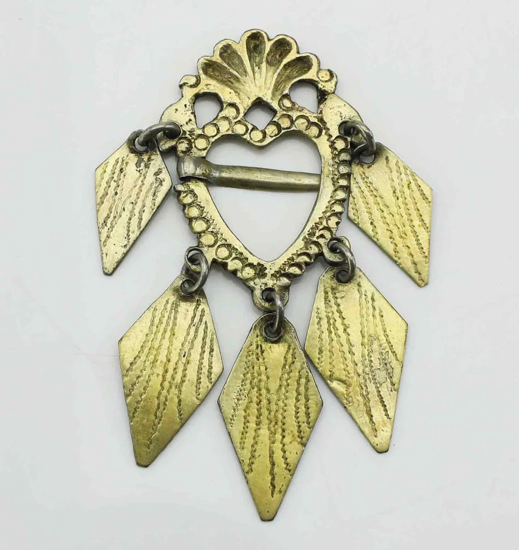 DRÄKTSMYCKE/SÖLJA, sk lövspänne, förgylld, 1800-tal. — Brooches & Pendants — Hälsinglands Auktionsverk