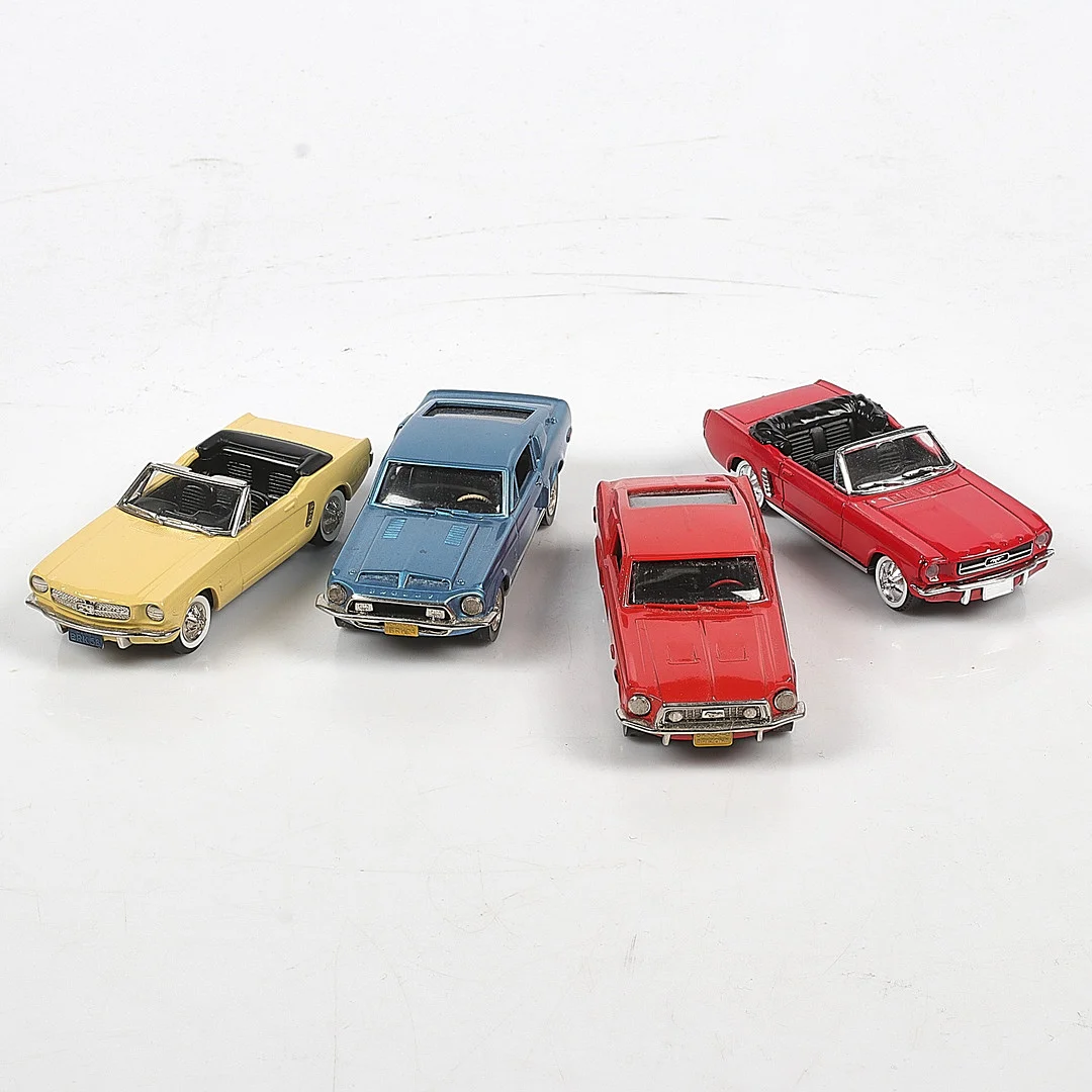 MODELLBILAR, 4 st, metall/resin, Ford Mustang, olika tillverkare, skala 1:43. — Model cars — Stadsauktion Sundsvall