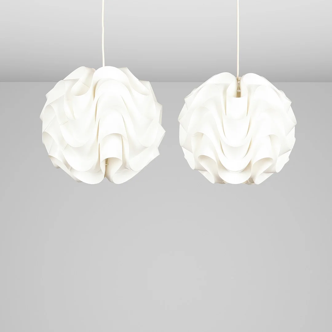 POUL CHRISTIANSEN. Par pendler af hvid plast. Model 172. Formgivet 1971. Udført hos Le Klint. (2). — Ceiling lights — Palsgaard Kunstauktioner