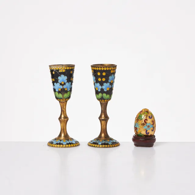 SNAPSGLAS, 1 par, förgylld silver, Leningrads smyckesfabrik, Ryssland, samt ÄGG, Kina, emaljdekor, s.k. cloisonné, 1900-tal.