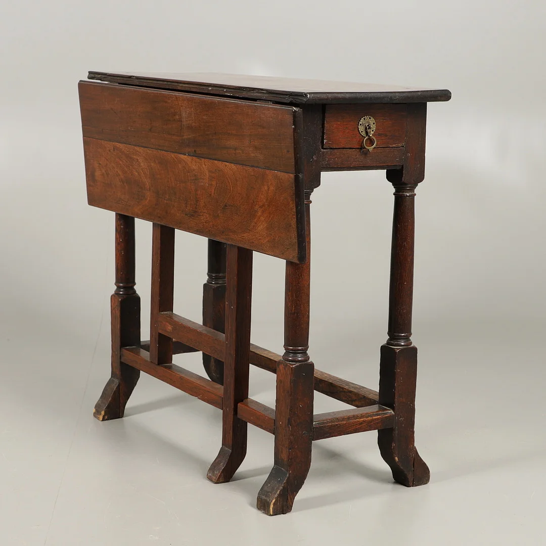 A LATE 17TH CENTURY OAK AND RED WALNUT GATELEG TABLE. — Tables — Lawrences Auctioneers