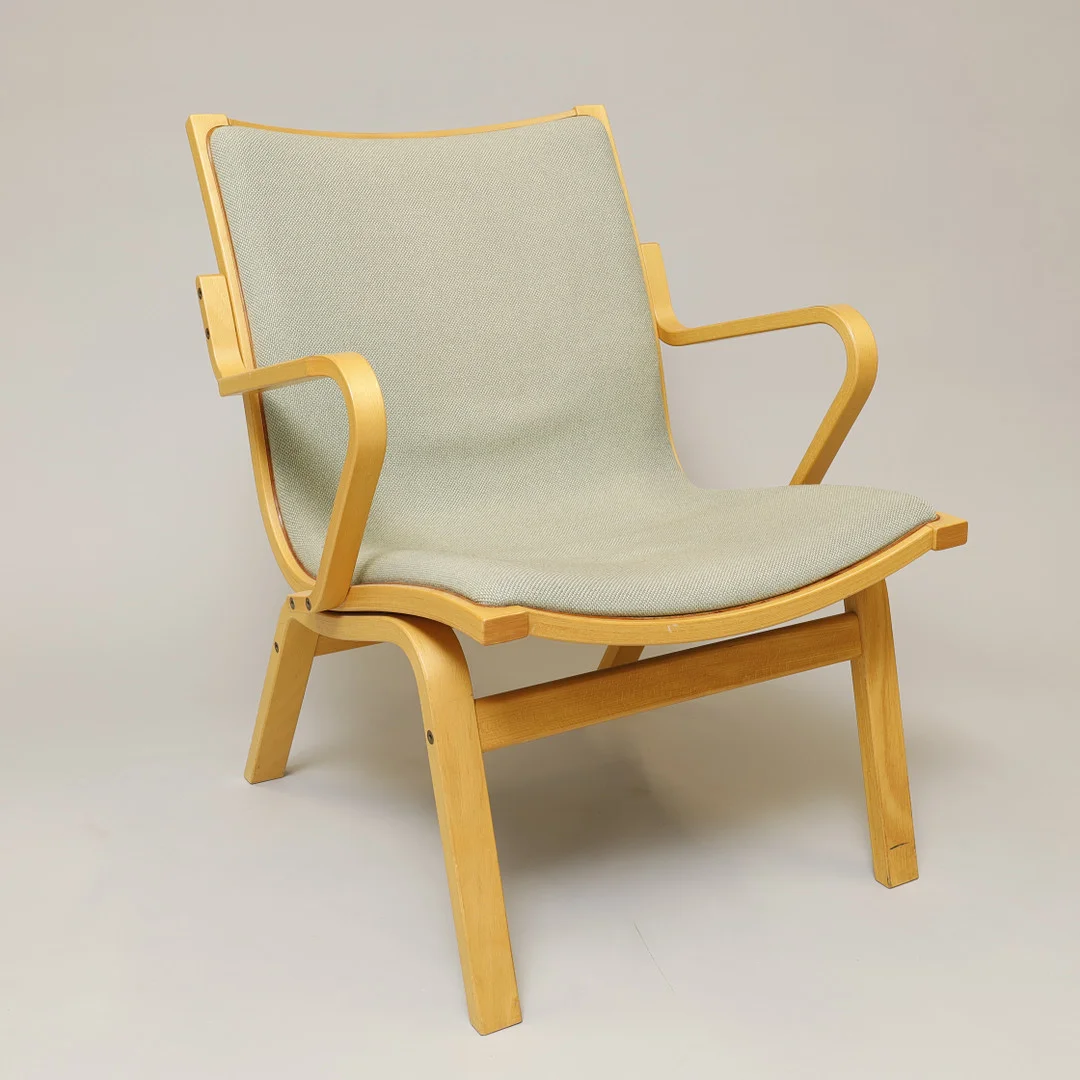 FINN ØSTERGAARD. "Albert" lænestol, formspændt bøg, Kvist Møbler, Danmark. — Armchairs & Chairs — Palsgaard Kunstauktioner