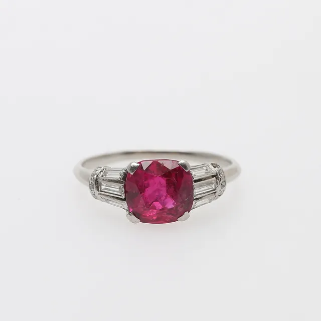 RING, med rubin, 7x7,2 mm, och sex baguettslipade diamanter, med.