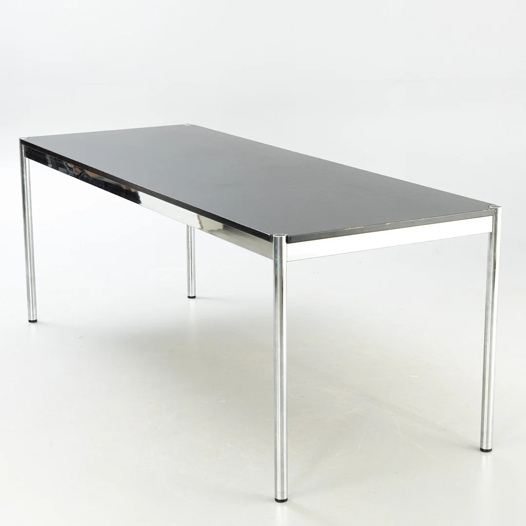 USM Haller. Tisch / Schreibtisch. — Desks — Stockholms Auktionsverk Hamburg