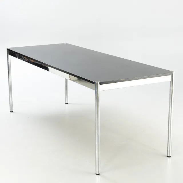 USM Haller. Tisch / Schreibtisch.