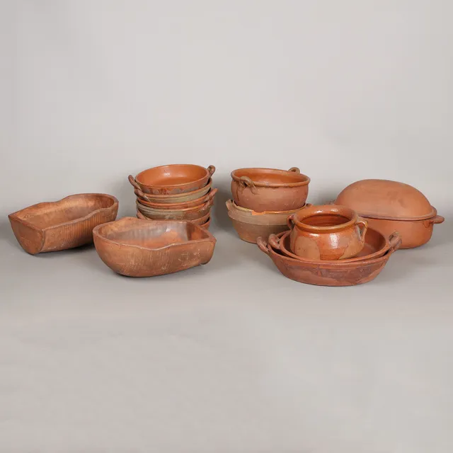 A COLLECTION OF TERRACOTTA POTTERY (QTY).