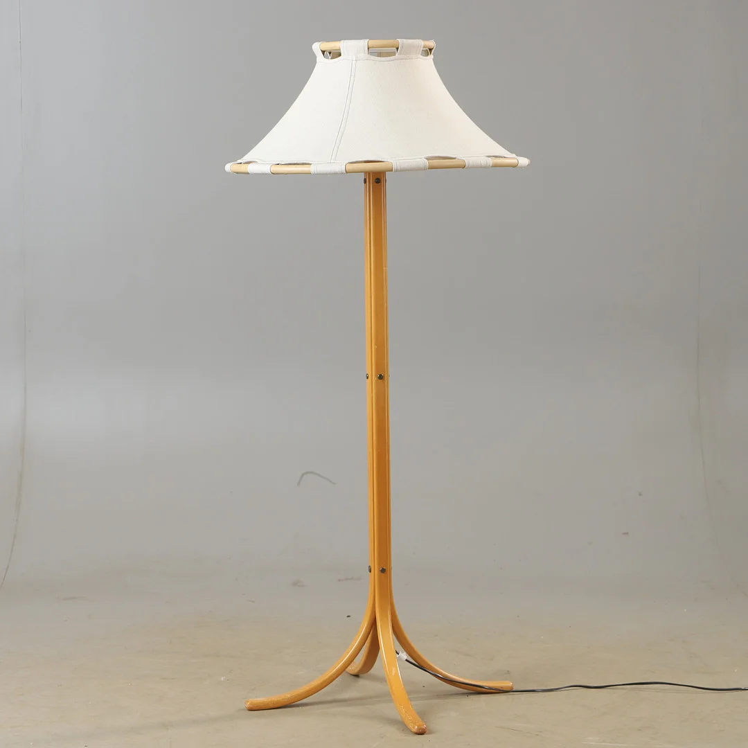 ANNA EHRNER. Golvlampa, "Anna", bok och skinn, Atelje Lyktan. — Floor lights — Helsingborgs Auktionskammare