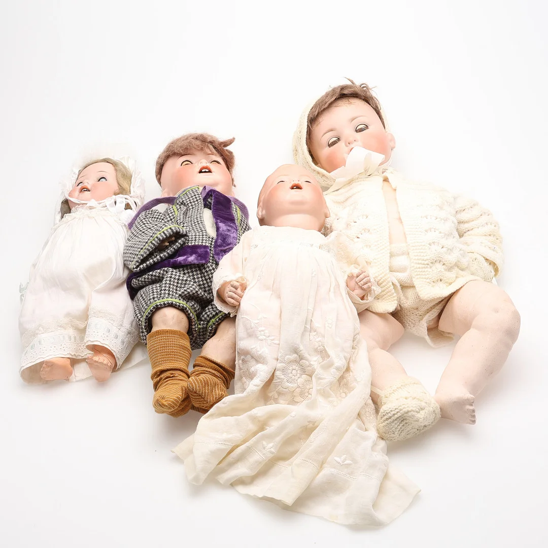 DOCKOR, 4 ST, PORSLINSHUVUDEN, TYSKLAND, 1900-TAL. — Dolls & Teddybears — Crafoord Auktioner Lund