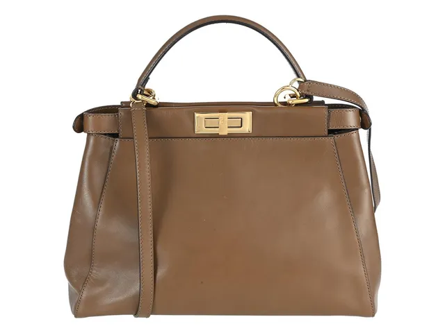 FENDI, VÄSKA, Medium Peekaboo Iconic Satchel, brunt kalvskinn, guldfärgade beslag, 34x24x11 cm, avtagbar axelrem. Very Good Condition.
