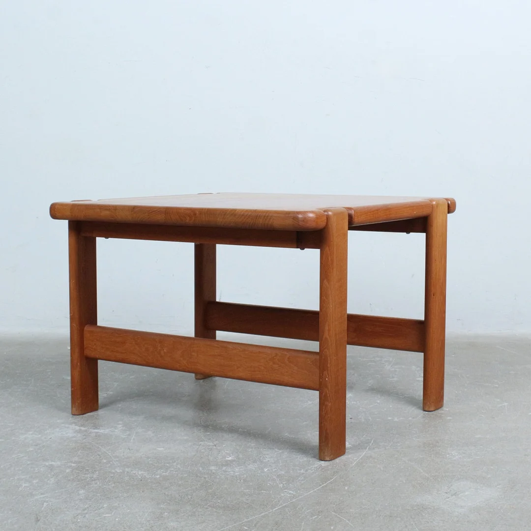 NIELS BACH. ZUGESCHRIEBEN. Couchtisch / Beistelltisch, Teak, Dänemark, 1960er Jahre. — Coffee Tables — Stockholms Auktionsverk Düsseldorf/Neuss