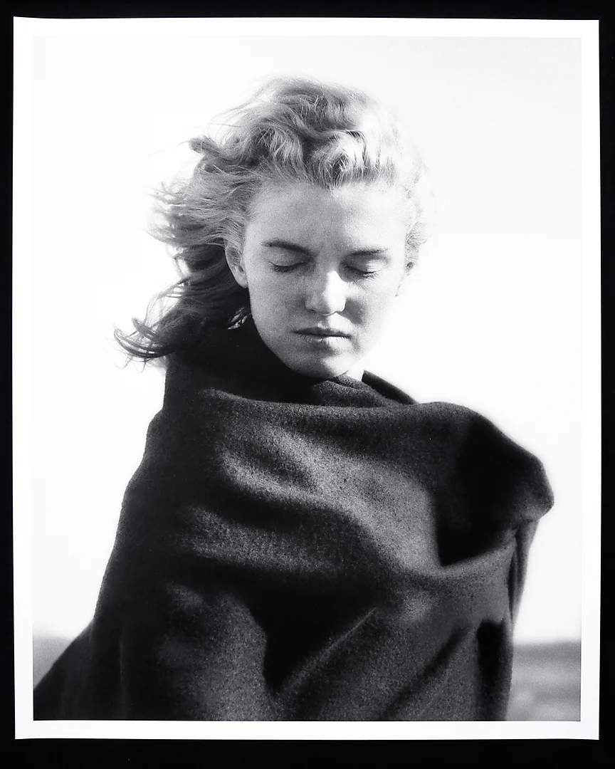 ANDRE DE DIENES. Marilyn Monroe i militärfilt, fine art print. — Photography — Garpenhus Auktioner