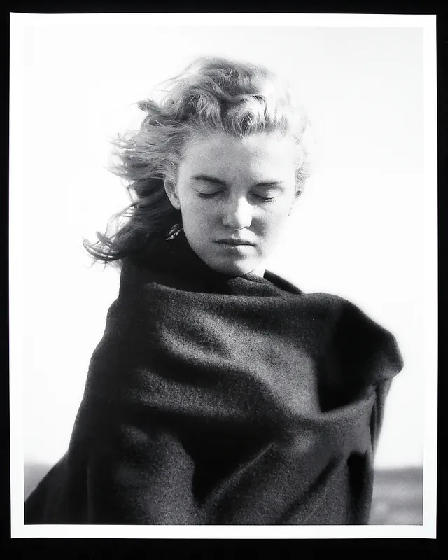 ANDRE DE DIENES. Marilyn Monroe i militärfilt, fine art print.